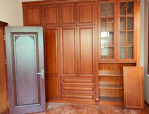 玉泉中式家庭装修里定制的实木衣柜效果图